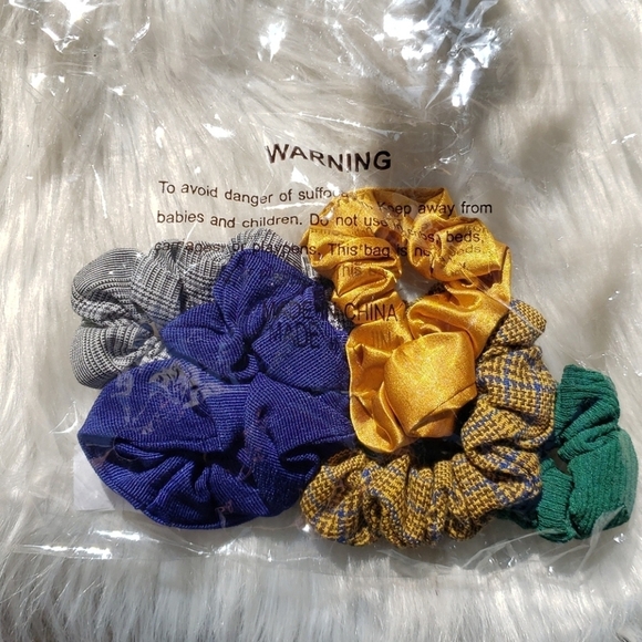 Urban Outfitters Set of 5 scrunchies NEW SEALED - Picture 5 of 7